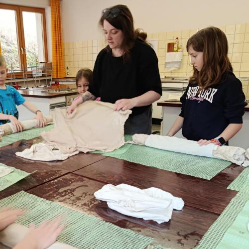 Workshop-Leiterin erklärt die Arbeitsschritte
