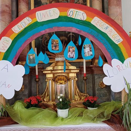 Gebastelter Regenbogens mit Fotos der Erstkommunionskinder