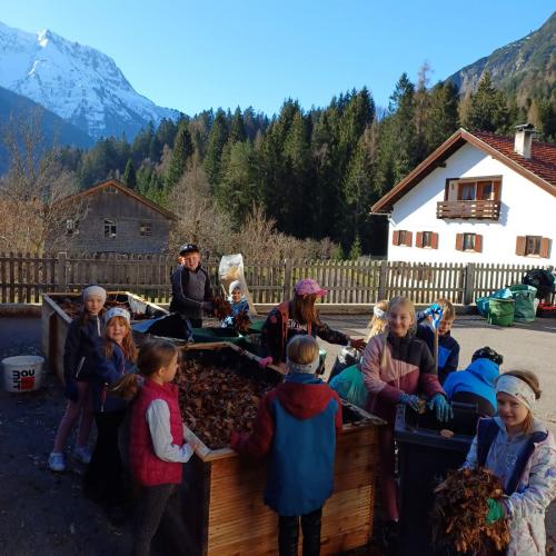 Aufbau eines Hochbeetes durch Schulkinder