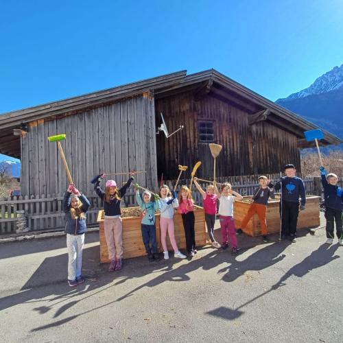 Befüllen des Hochbeets durch Schulkinder 2