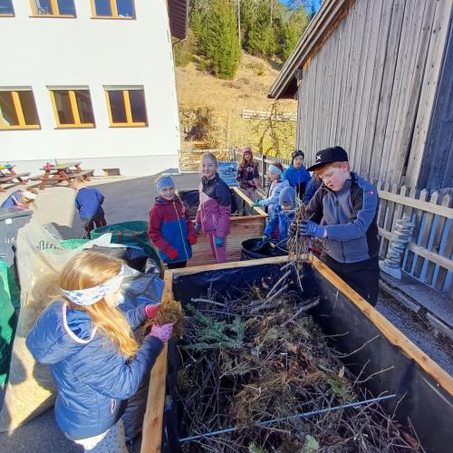 Befüllen eines Hochbeets durch die Schulkinder