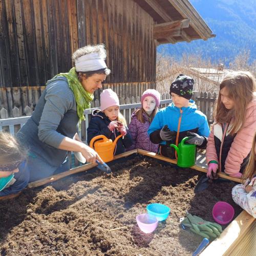 Bepflanzen der Hochbeete durch die Schulkinder