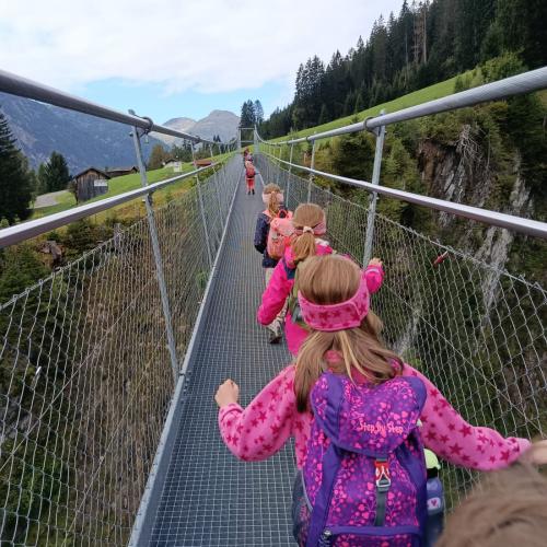 Kinder überqueren eine Hängebrücke