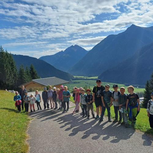Gruppenfoto der Schüler vor einem Bergpanorama