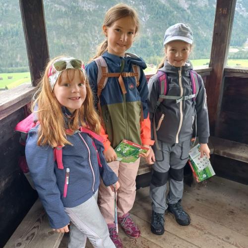 Drei Schülerinnen bei der Rast