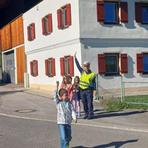 Bub überquert Straße