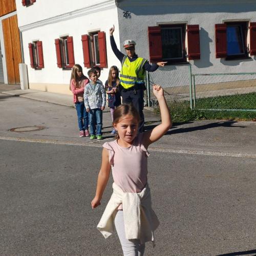 Kind überquert die Straße