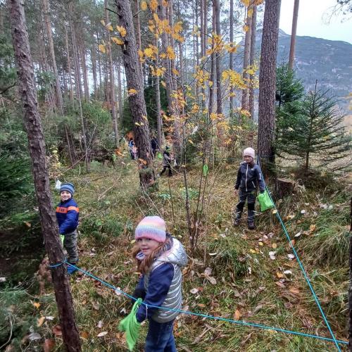 Kinder im Tastparcours