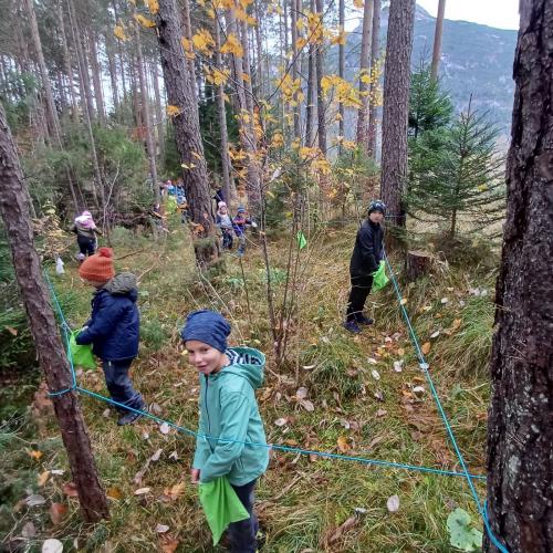 Kinder im Tastparcours