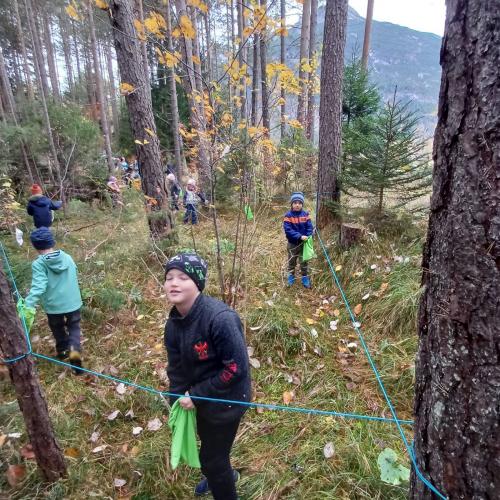 Kinder im Tastparcours