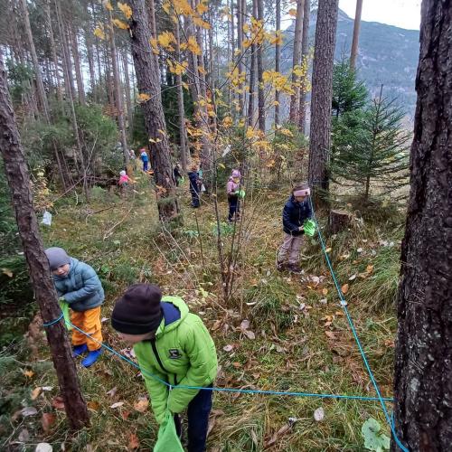 Kinder im Tastparcours