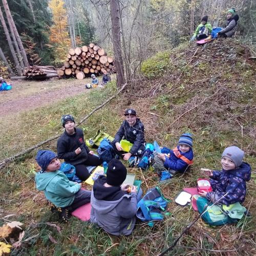 Kinder bei der Jause im Wald