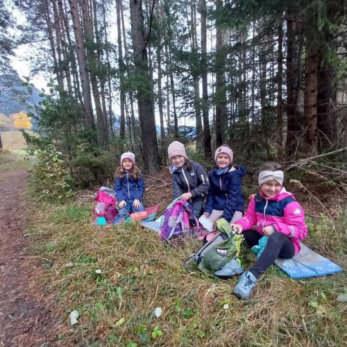Kinder bei der Jause im Wald