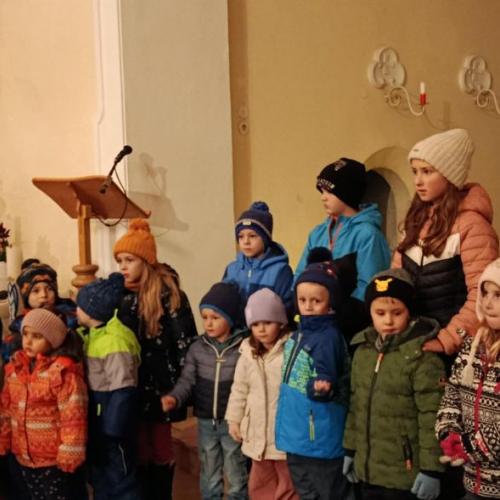 Kinder stehend in der Kirche 