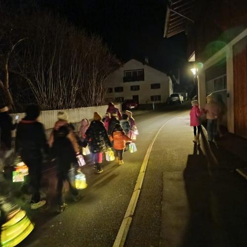 Kinder ziehen mit Laternen durchs Dorf