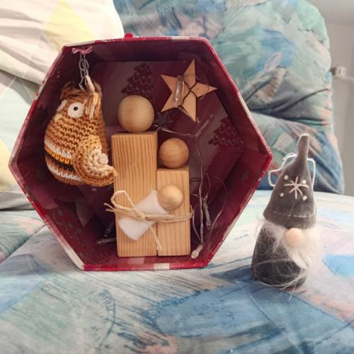 Selbstgestaltetes Adventürchen mit Krippenfiguren aus Holz und Eule
