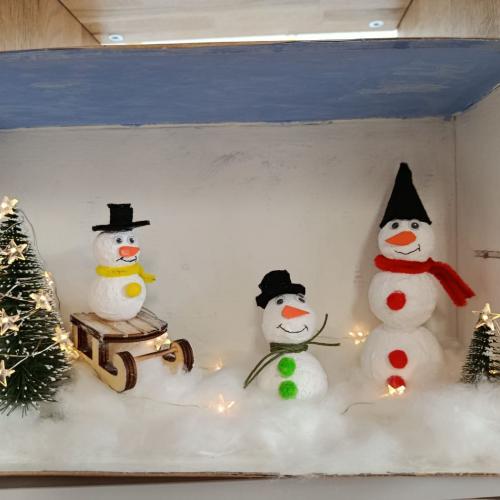 Selbstgestaltetes Adventürchen mit Schneemännern in Watte