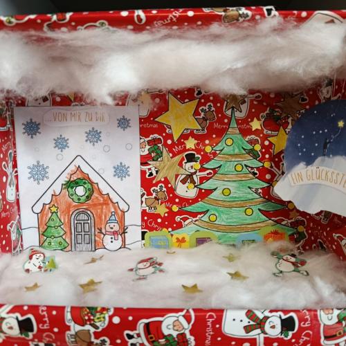 Selbstgestaltetes Adventürchen mit gemaltem Lebkuchenhaus und Christbaum