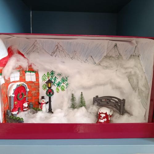 Selbstgestaltetes Adventürchen mit weihnachtlichem Haus und Watte