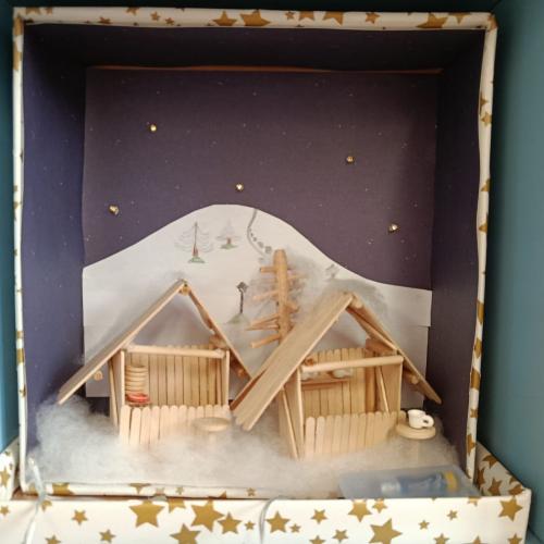 Selbstgestaltetes Adventürchen mit Marktständen aus Holzstäbchen