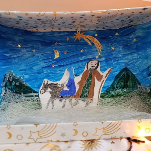 Selbstgestaltetes Adventürchen mit ausgeschnittenen Maria, Josef und Esel