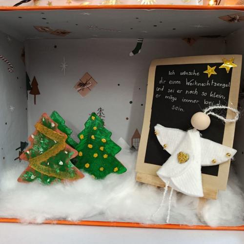 Selbstgestaltetes Adventürchen mit Engel und Tafel mit Weihnachtsspruch