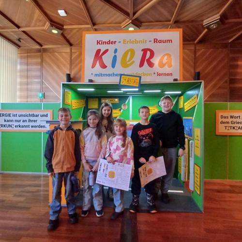 Kinder stehen bei einer Mitmachstation von KieRa
