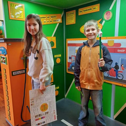 Zwei Schüler bei einer Station von KieRa