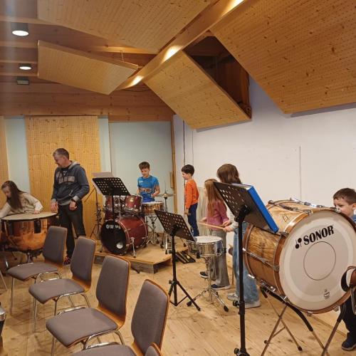 Kinder und Erwachsene auf der Bühne der Musikkapelle, begutachten das Schlagwerk