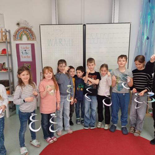 Schüler zeigen ihre Luftschlangen