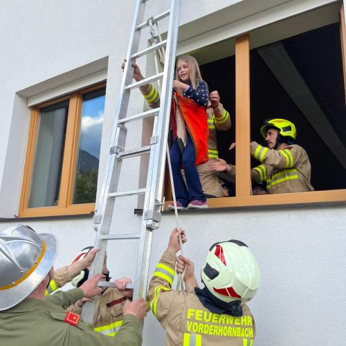 Kinder bei der Feuerwehrprobe