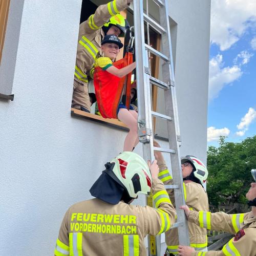 Kinder bei der Feuerwehrprobe