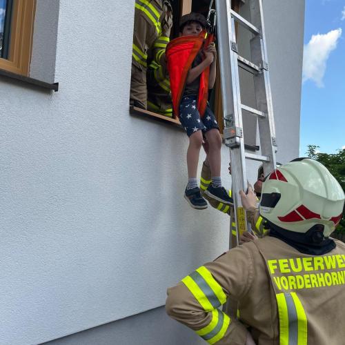Kinder bei der Feuerwehrprobe