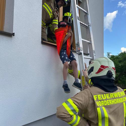 Kinder bei der Feuerwehrprobe
