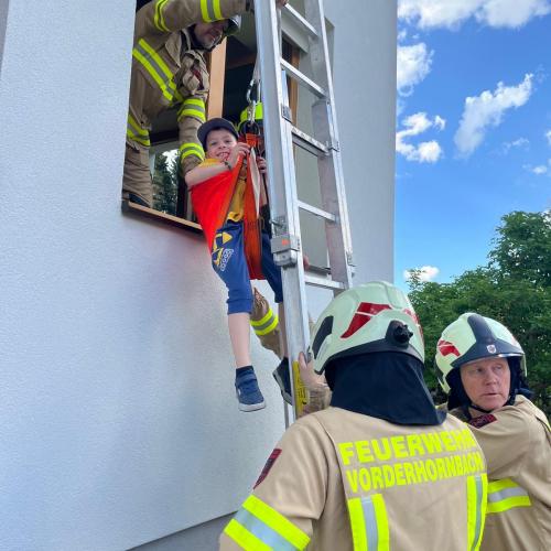 Kinder bei der Feuerwehrprobe