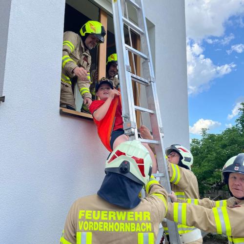 Kinder bei der Feuerwehrprobe