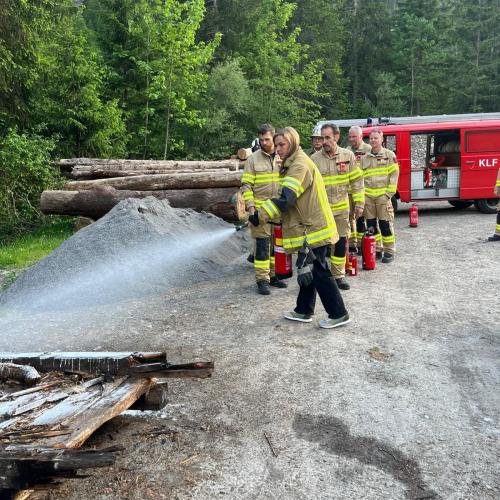 Kinder bei der Feuerwehrprobe