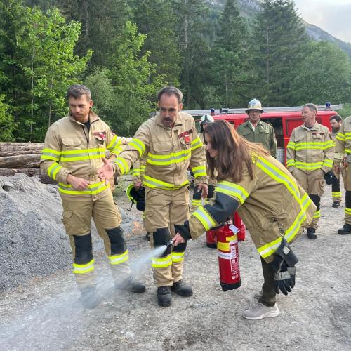 Kinder bei der Feuerwehrprobe