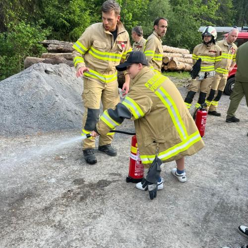 Kinder bei der Feuerwehrprobe