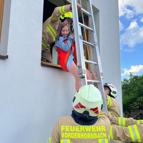 Kinder bei der Feuerwehrprobe