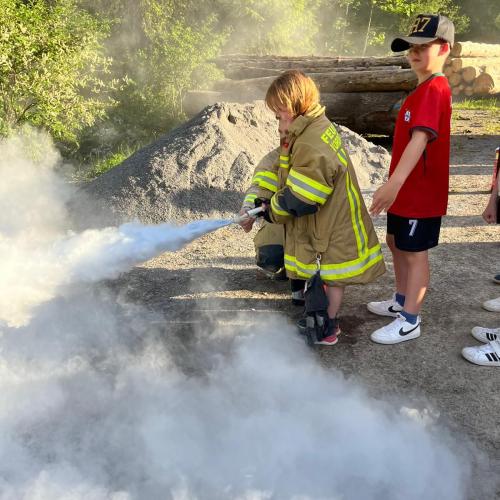 Kinder bei der Feuerwehrprobe