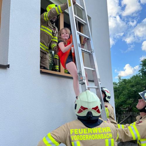 Kinder bei der Feuerwehrprobe