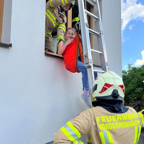 Kinder bei der Feuerwehrprobe