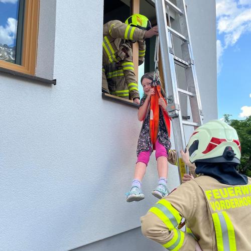 Kinder bei der Feuerwehrprobe
