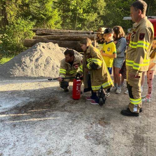 Kinder bei der Feuerwehrprobe