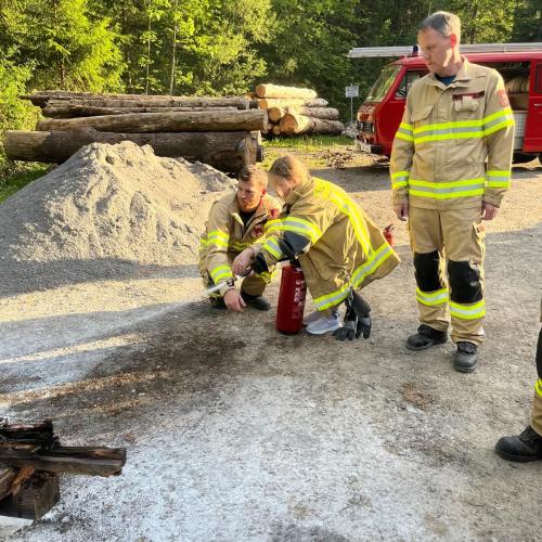 Kinder bei der Feuerwehrprobe