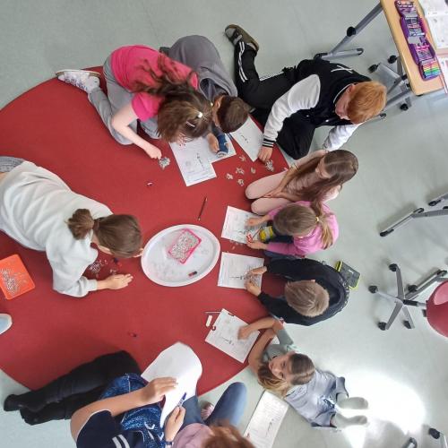 Kinder beim Experimentieren