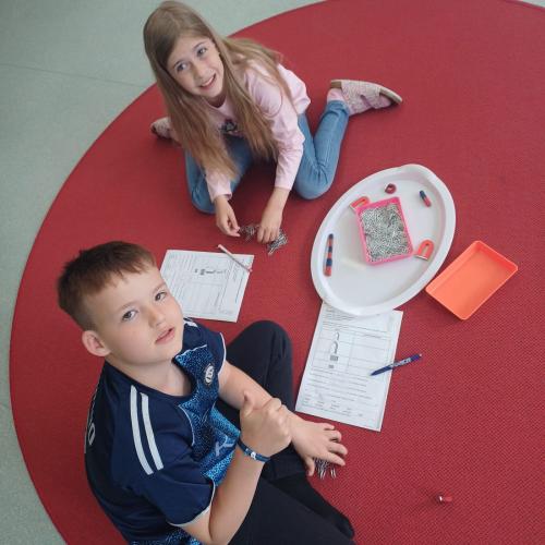 Kinder beim Experimentieren