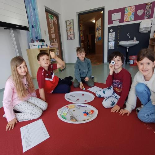 Kinder beim Experimentieren
