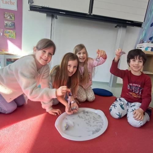 Kinder beim Experimentieren